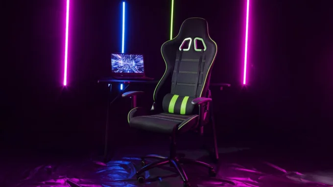 Игровое кресло стоит рядом с ноутбуком