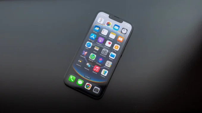 Экран iPhone 16e