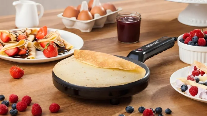 На погружной блиннице лежит приготовленный тонкий блинчик