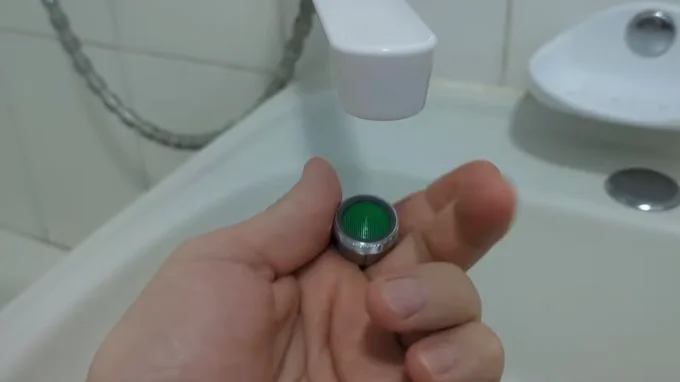 Демонтаж сеточки аэратора