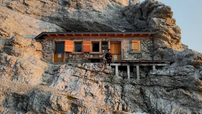 Хижина после реконструкции. 