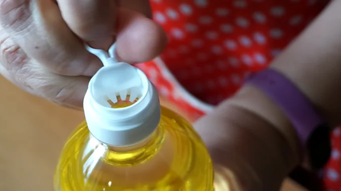 Прорези в горлышке подсолнечного масла