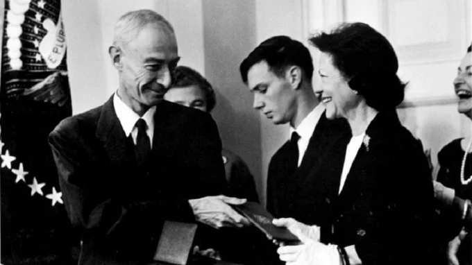 Оппенгеймер с семьёй на церемонии вручения премии Ферми.