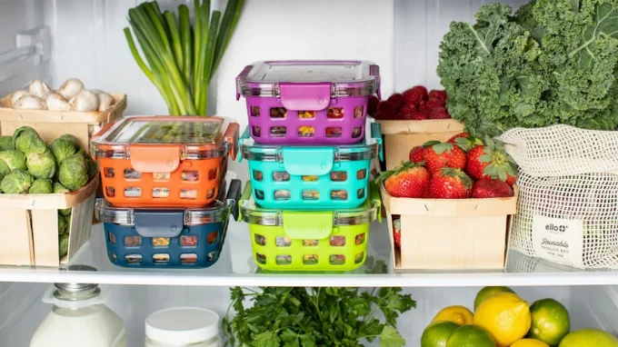 Овощи, зелень и фрукты разложены по контейнерам в зоне свежести