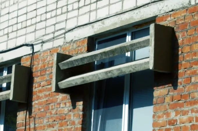 бетонный козырек над окном