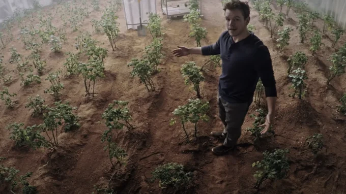 Человечеству придется научиться выращивать еду на Красной планете. Фото: кадр из фильма «Марсианин»