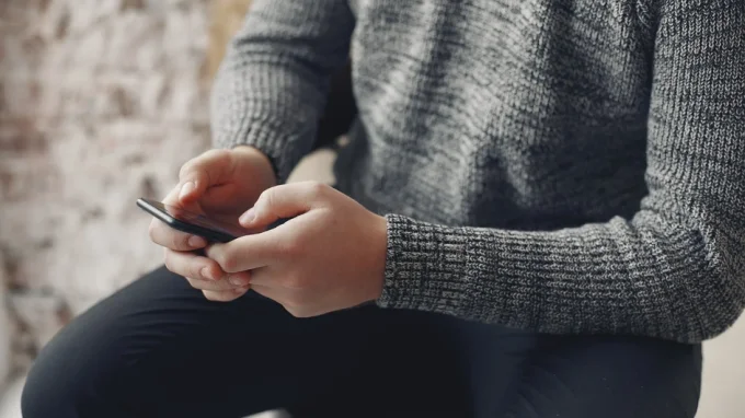 мужчина и смартфон