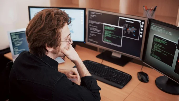 Мужчина занимается машинным обучением компьютера