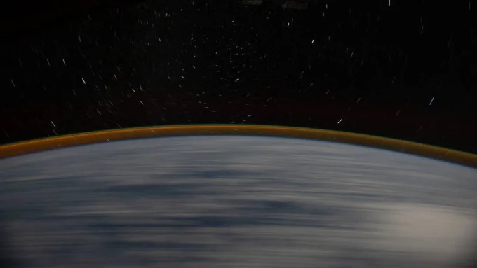 Атмосферное свечение Земли и следы звезд.