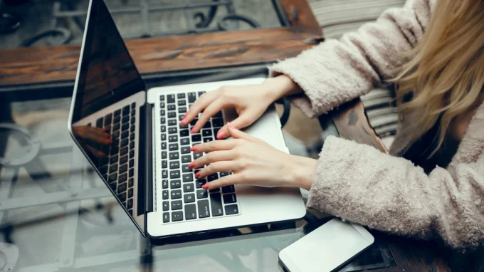 Ноутбук, клавиатуру, телефон