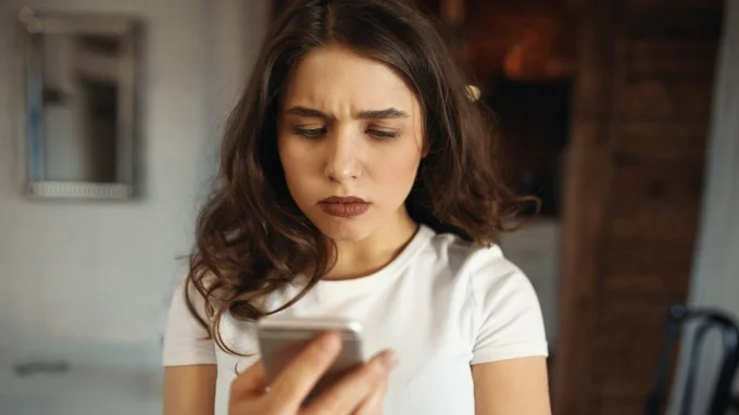 Девушка не понимает, почему не включается телефон в режиме Fastboot