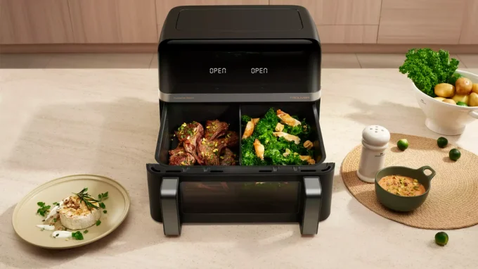 Приготовленная еда в черной аэрогриле 