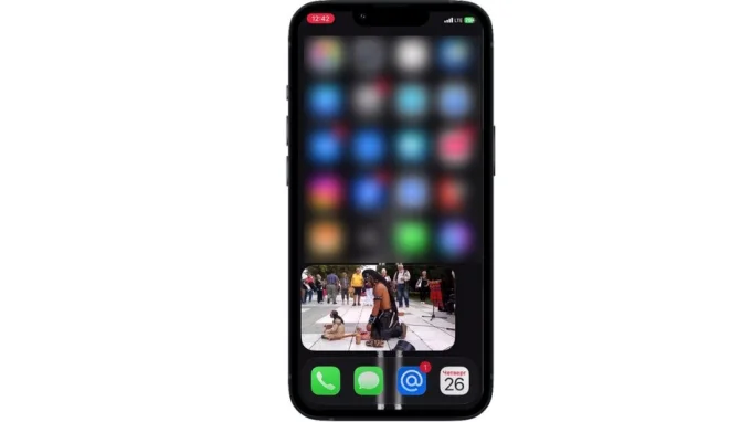 Демонстрация включенного режима картинка в картинке на IPhone