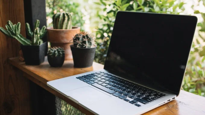 Ноутбук стоит на столе