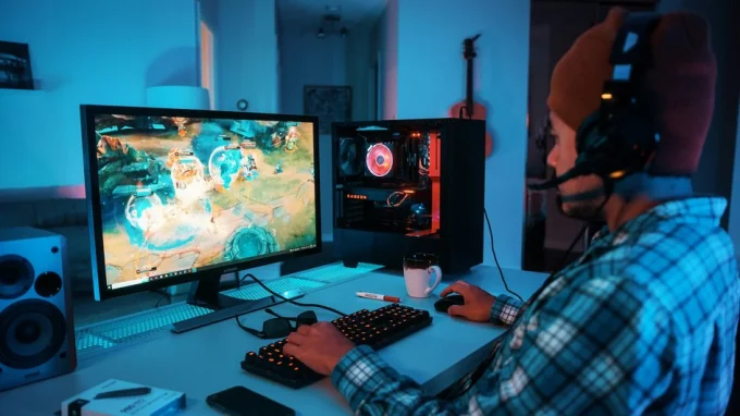 Мужчина играет в компьютерную игру после отмены возврата денег в Steam