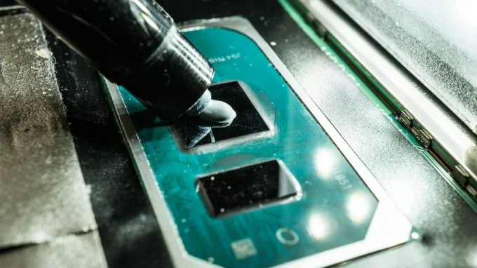 Нанесение термопасты на компоненты ПК