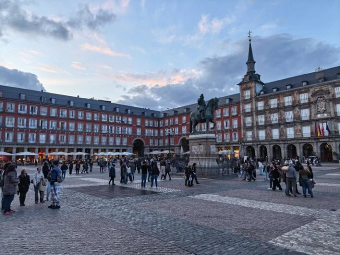 Оцените точную передачу оттенков закатного неба, при этом детализация в тени (в пределах площади) осталась на высоком уровне