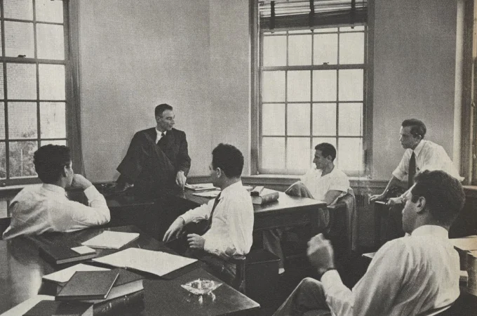 Оппенгеймер обсуждает квантовую теорию в Институте перспективных исследований.