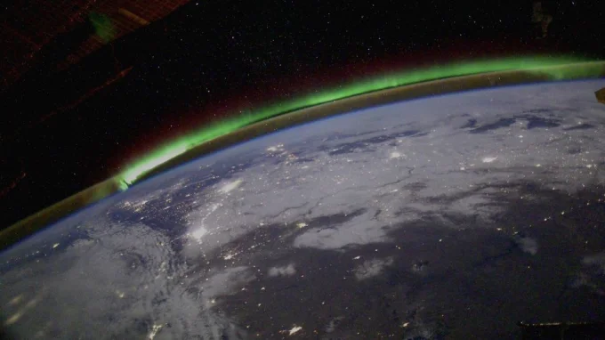 Ночное небо и полярное сияние.