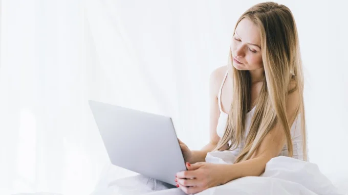 Девушка снимает бронь товара на Авито