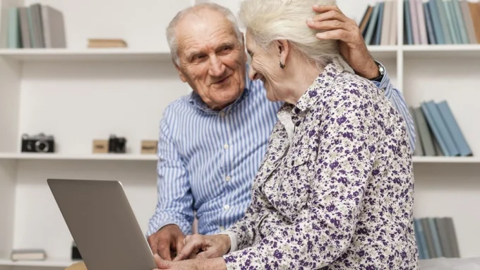 Пожилая пара с ноутбуком