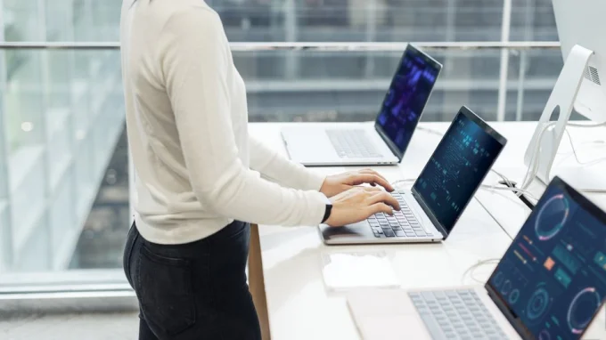 Девушка выбирает ноутбук со встроенной видеокартой в магазине