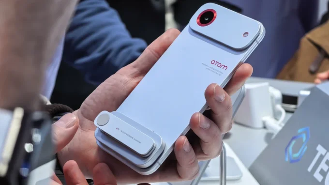 Модульный смартфон Tecno