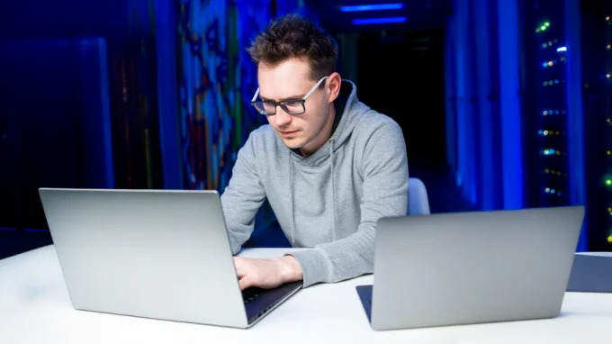 IT-специалист работает в Markdown на ноутбуке