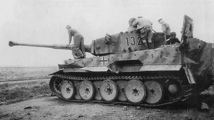 Советские офицеры осматривают подбитый «Тигр»