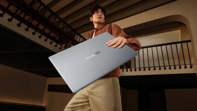 Пользователь с ноутбуком Huawei