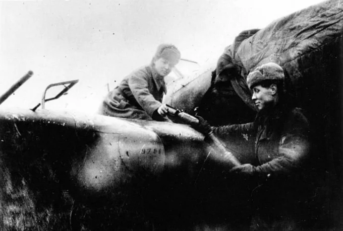 Оружейниики РККА заряжают противотанковыми авиабомбами кассету Ил-2
