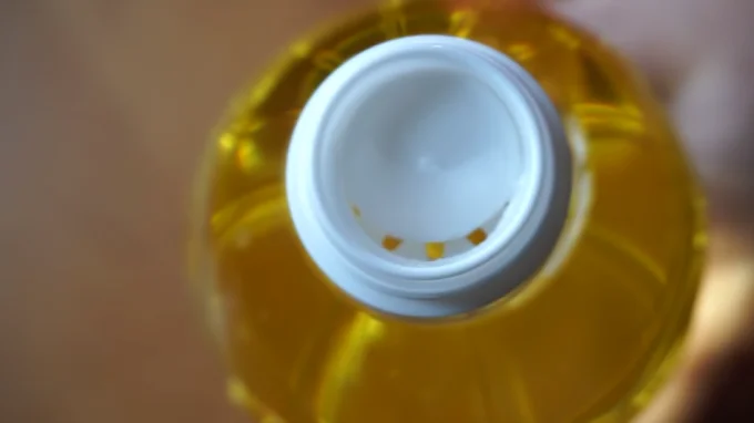 Горлышко бутылки подсолнечного масла