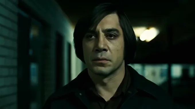 кадр из фильма «Старикам тут не место», крупный план персонажа Антона Чигура