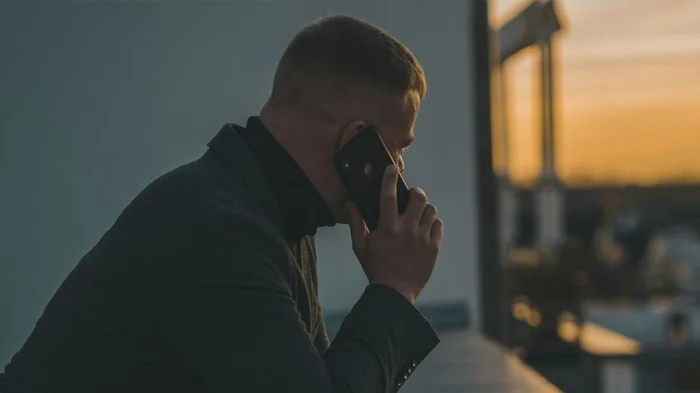 мужчина звонит