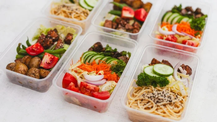 Подготовив себе заранее полезную еду, можно избежать срыва в питании.