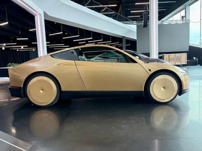 Tesla Cybercab сбоку