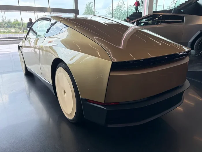 Tesla Cybercab сзади