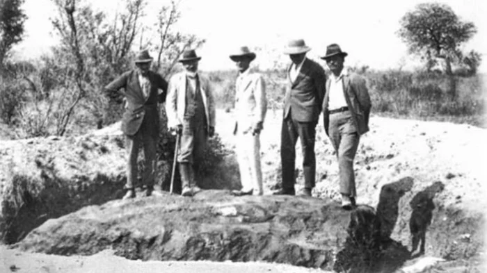 Хозяин фермы и его работники стоят на метеорите. Фото: YouTube 