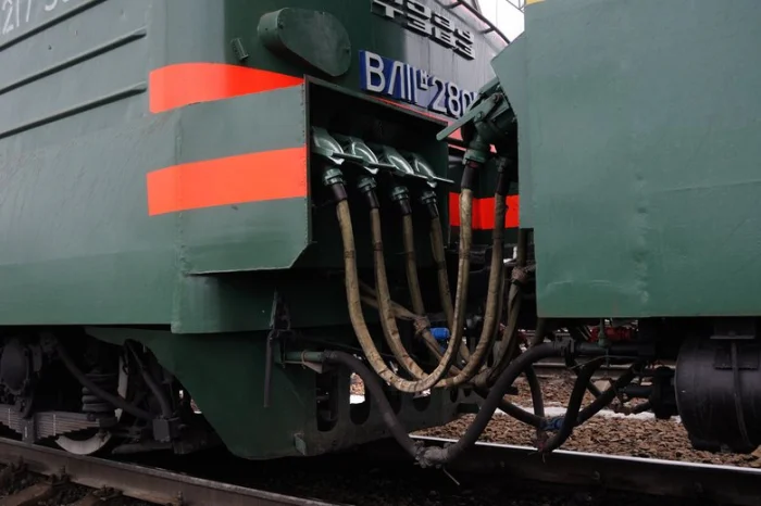 Межсекционное соединение в 3-секционном ВЛ11М / Wikimedia, Vivan755, CC BY-SA 4.0