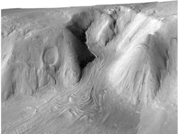 Стереоизображение, полученное с помощью камеры HiRISE, установленной на борту орбитального аппарата NASA Mars Reconnaissance Orbiter, демонстрирует образование вязкого потока в регионе Марса Deuteronilus Mensae, который, как считается, содержит большое количество льда.