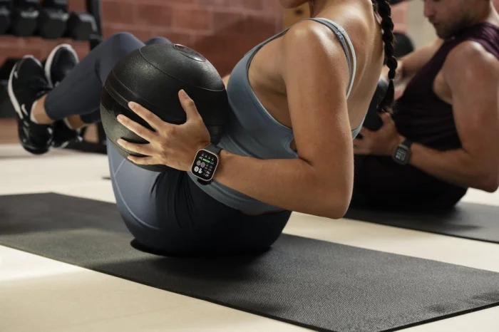 Amazfit Bip Max на руке девушки