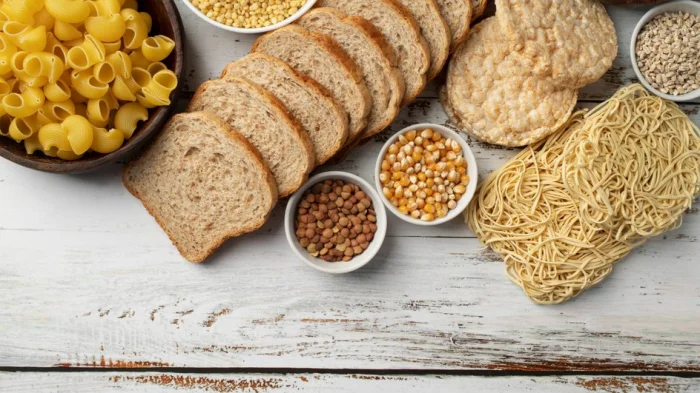 Цельнозерновые продукты служат ценным источником клетчатки.