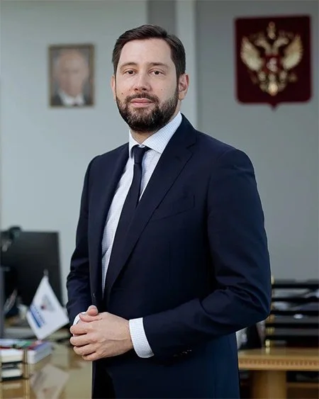 Юрий Зубов в кабинете