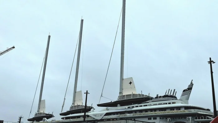 Судно Orient Express Corinthian с тремя мачтами SolidSail на верфи Chantiers de l'Atlantique.