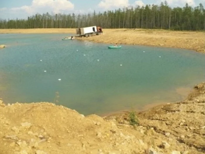 Геологоразведочные работы на берегу водоема