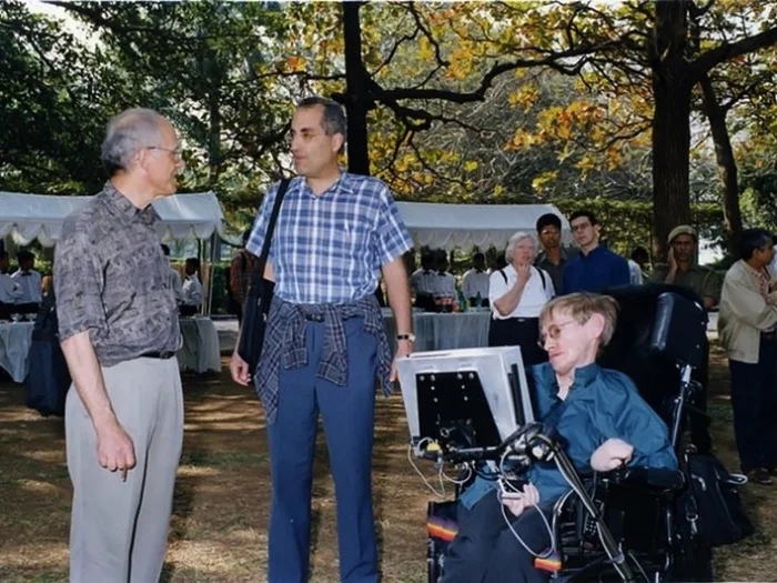 Стивен Хокинг в 2001 году