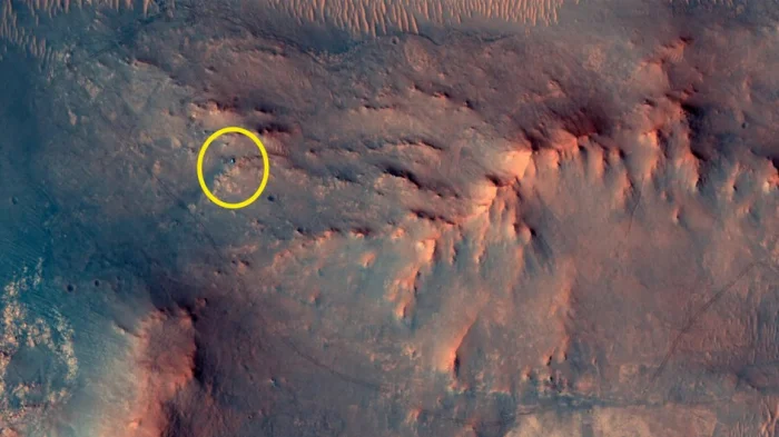 Снимок, сделанный камерой HiRISE орбитального аппарата Mars Reconnaissance Orbiter, на который попал Perseverance (обведен желтым)