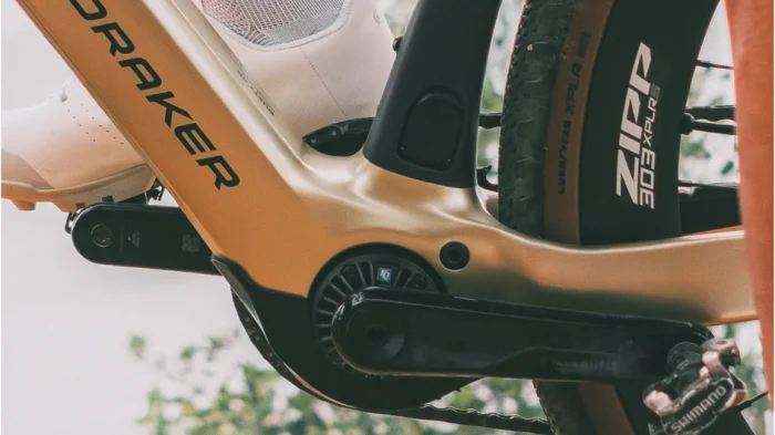 Компания Mondraker использует центрально расположенный двигатель